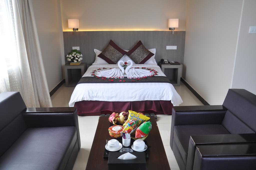 Golden Hill Hotel - Lashio Экстерьер фото