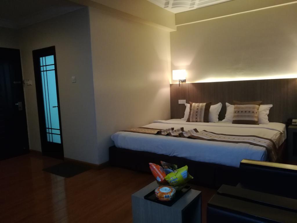 Golden Hill Hotel - Lashio Экстерьер фото