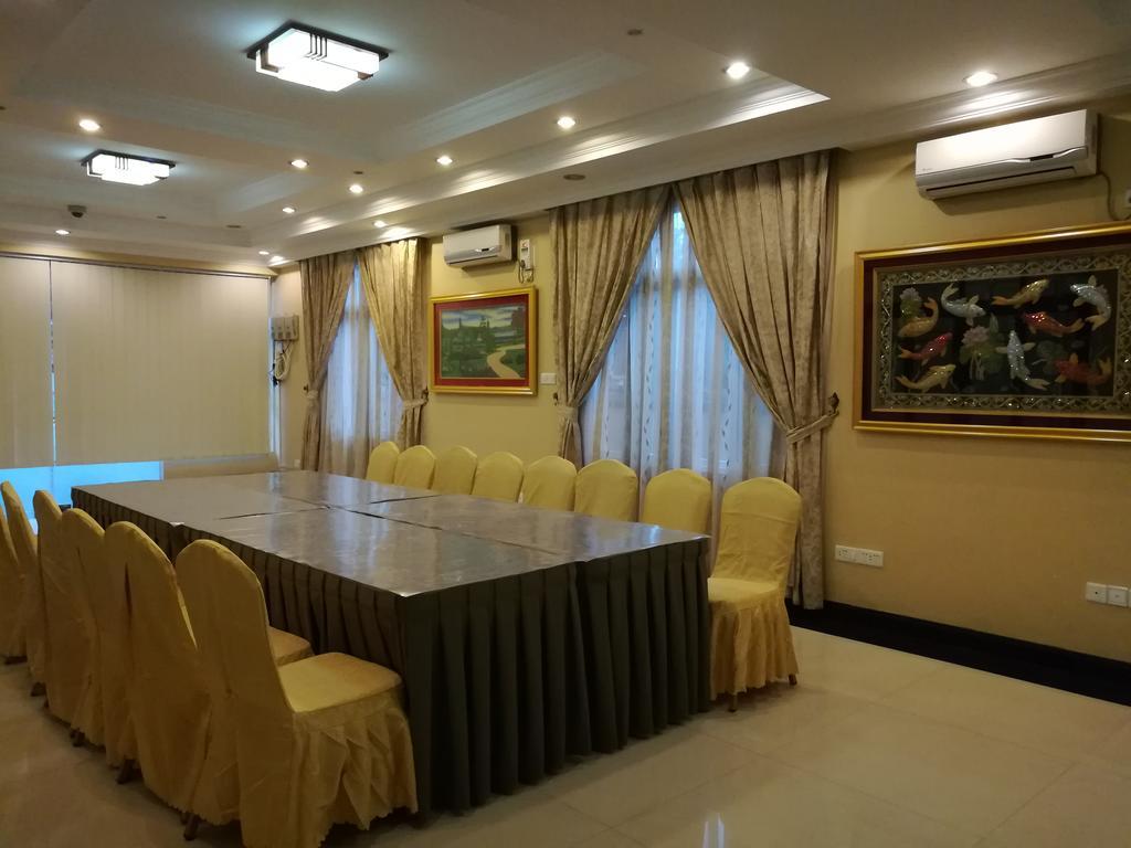 Golden Hill Hotel - Lashio Экстерьер фото